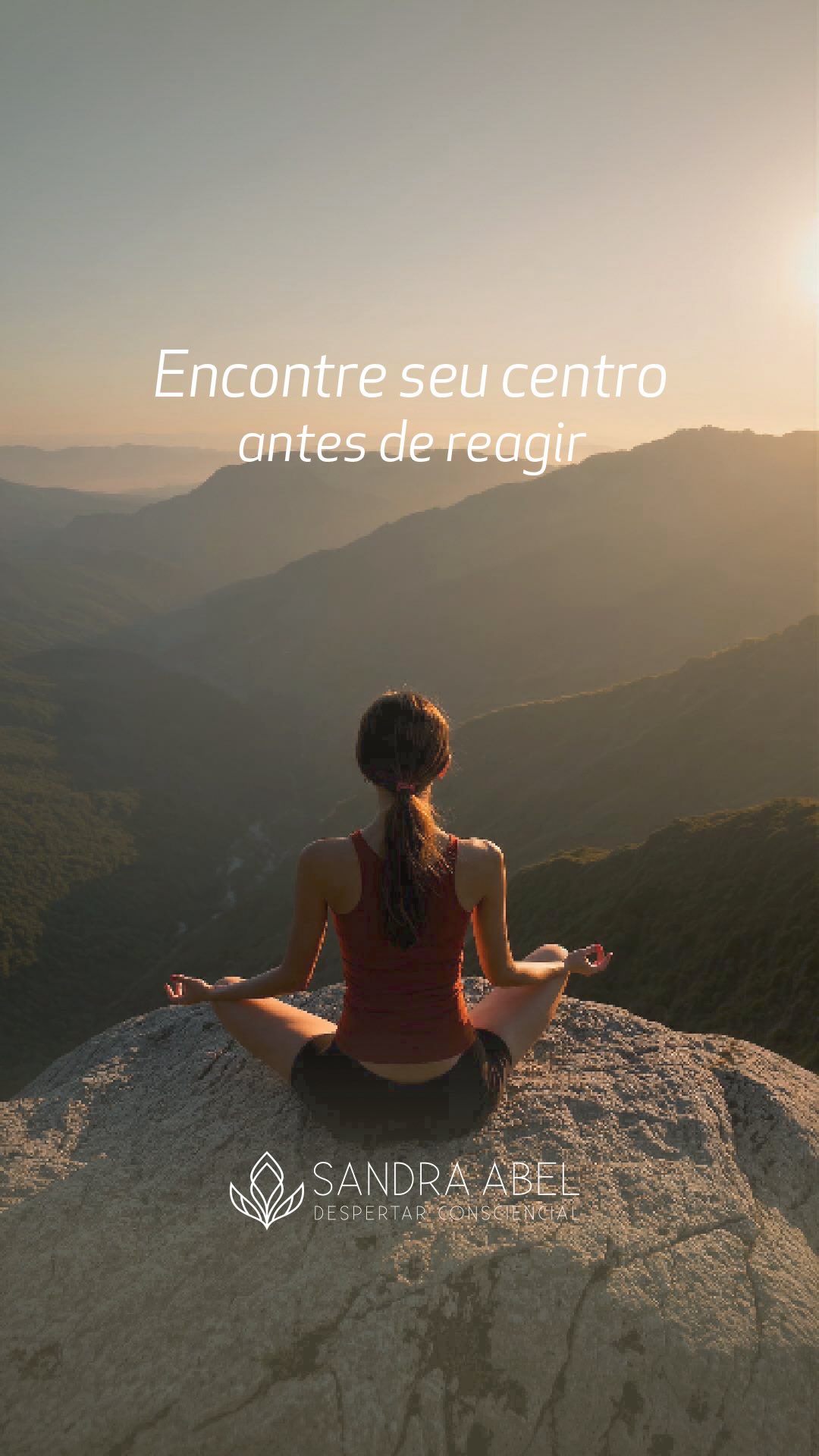 Pessoa meditando diante de uma paisagem ao amanhecer